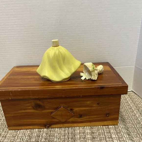 Vintage Avon "Cotillion" Girl w/ Flower Basket Cologne Bottle / 5 5/8" H Empty - Picture 7 of 8